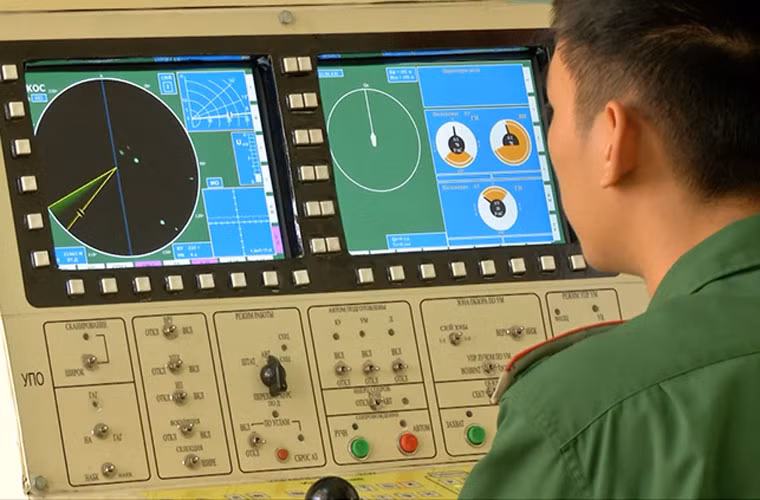 Học viên thực hành trên hình radar kỹ thuật số tích hợp công nghệ hiện đại.
