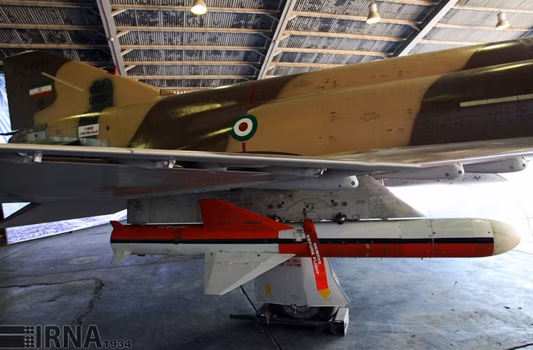 Tên lửa không đối hạm Nasr này có khả năng tích hợp trên các tiêm kích hạng nặng F-4E Phantom II do Mỹ sản xuất để làm nhiệm vụ tác chiến chống tàu mặt nước.