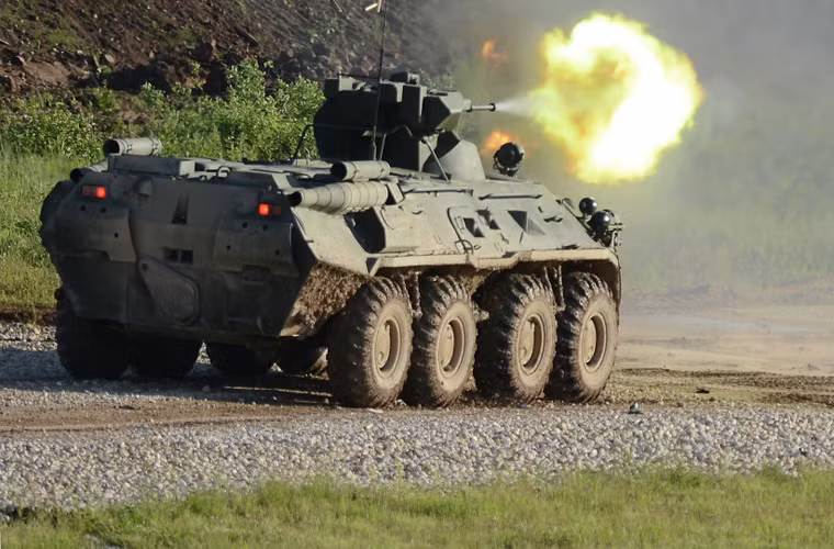 Pháo tự động 2A72 30mm do cục thiết kế khí cụ KBP phát triển, trọng lượng khoảng 84kg, đạt tốc độ bắn 400 phát/phút. Khẩu pháo này có thể bắn nhiều loại đạn như đạn xuyên giáp vạch đường, đạn nổ phá mảnh, đạn nổ mạnh vạch đường.