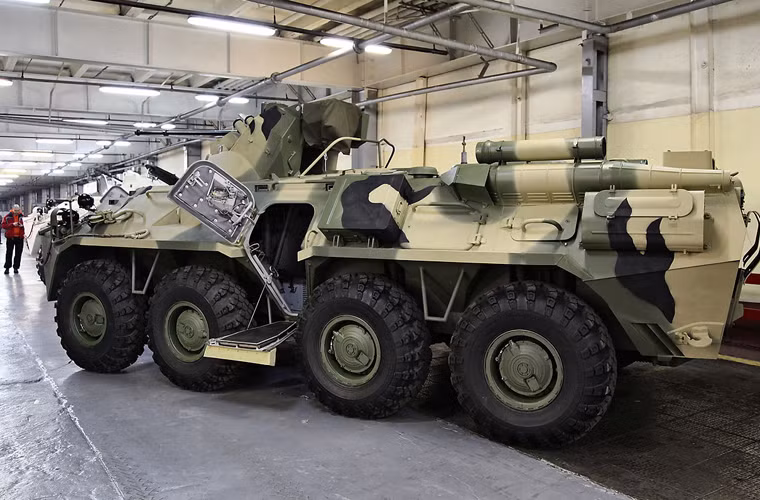 Vì thiết kế trên cơ sở BTR-80A nên BTR-82A dẫu cho có cải tiến “buộc giữ lại” điểm yếu trên các dòng BTR trước đây. Đó chính là cửa ra vào cho lính bộ binh được thiết kế hai bên hông. Kiểu thiết kế này khiến bộ binh dễ bị tổn thương trên chiến trường khi không được che chắn.