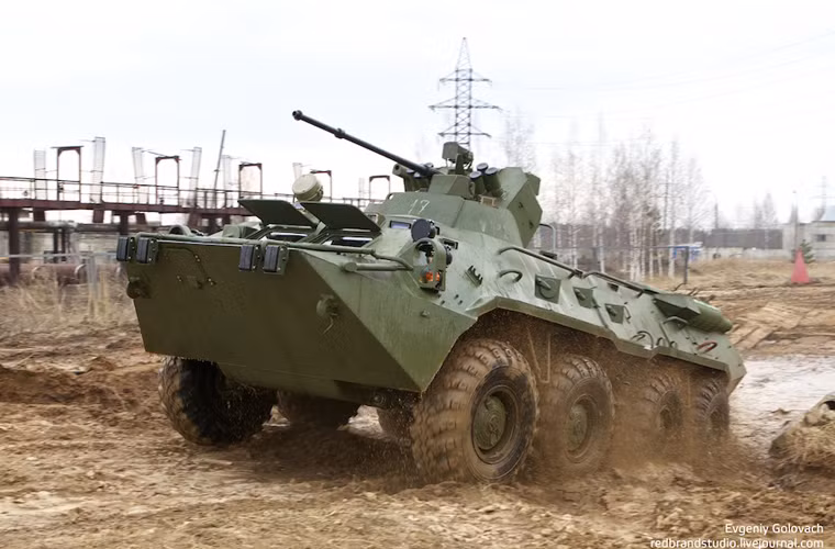 Khả năng cơ động của BTR-82A cũng rất tuyệt vời với động cơ diesel công suất 300 mã lực cho tốc độ trên đường bằng lên tới 100km/h, tầm hoạt động khoảng 600km.