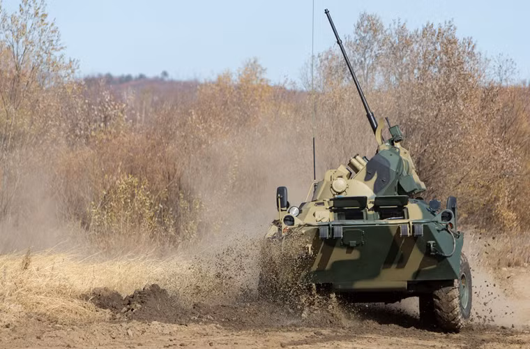 Bù lại, nhà thiết kế đã trang bị cho xe bọc thép BTR-82A hệ thống hỏa lực cực mạnh, vượt trội các thế hệ BTR trước đây và thậm chí mạnh hơn các dòng xe bọc thép mới của Mỹ, như Stryker. Cụ thể, BTR-82A trang bị tháp pháo tự động lắp pháo cao tốc 30mm cùng đại liên đồng trục 7,62mm PKTM. Xạ thủ sẽ điều khiển bắn bằng hệ thống điều khiển hỏa lực TKN-4GA cùng sự hỗ trợ từ camera trinh sát TKN-AI với laser đo xa đảm bảo cho xạ thủ phát hiện mục tiêu địch trong phạm vi 3km.