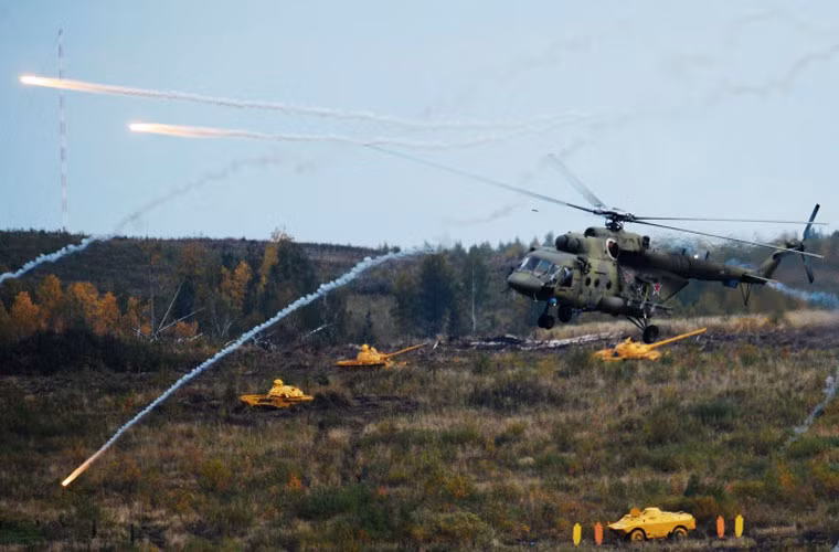 Hôm qua (9/9), tại Nizhniy Tagil, Nga đã chính thức khai mạc triển lãm vũ khí RAE 2015 (Russia Arms Expo 2015) với sự tham gia của khoảng 250 công ty và 65 đoàn quân sự các nước. Cuộc khai mạc diễn ra rất hoành tráng với các màn phô diễn hỏa lực cả ở trên không và trên bộ.