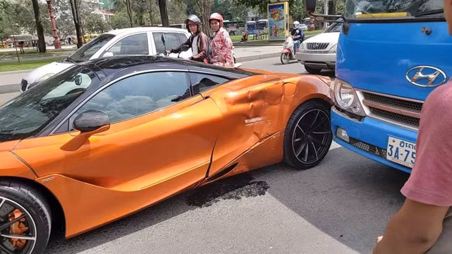 Sieu xe McLaren 720S va cham voi xe buyt, hong xe mop meo