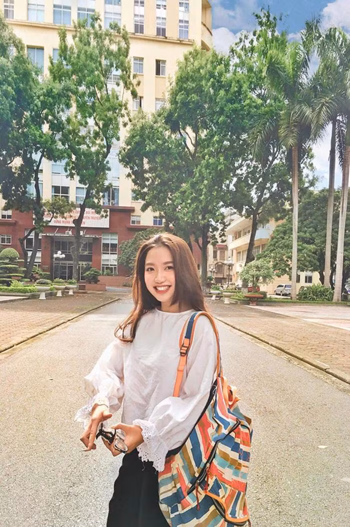 Tuy sỡ hữu ngoại hình sáng, gương mặt ưa nhìn nhưng hà Vy chưa từng tham gia cuộc thi nhan sắc nào. Cô nàng chia sẻ rằng muốn thử thách bản thân trong lĩnh vực MC truyền hình trong thời gian tới.