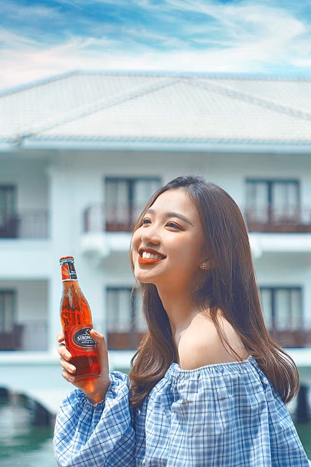  Hot girl Học viện Báo chí Hà Vy chiếm được tình cảm của cư dân mạng bởi gương mặt xinh đẹp tự nhiên và nụ cười “tỏa nắng” khi cô nàng xuất hiện trong 1 vài clip quảng cáo ngắn. Dù khá kín tiếng trên mạng xã hội nhưng những bức ảnh của cô trên trang cá nhân luôn nhận được sự quan tâm của cộng đồng mạng.