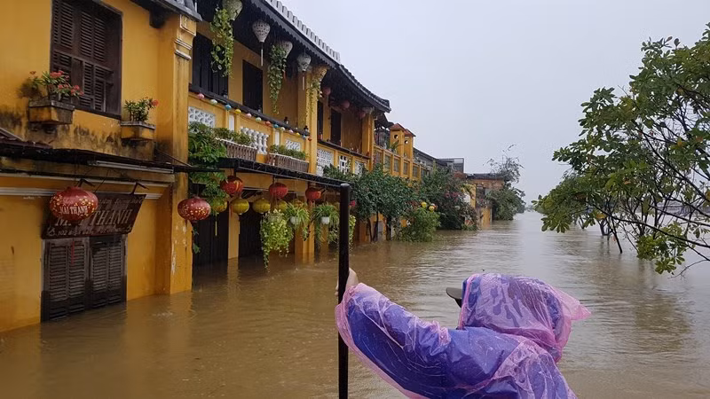 Mực nước tại trung tâm và khu vực ven sông Hoài (TP Hội An, Quảng Nam) đến tối 5/11 vẫn tiếp tục dâng cao do mưa lớn và thủy điện đang xả lũ. Nguồn ảnh: PLO