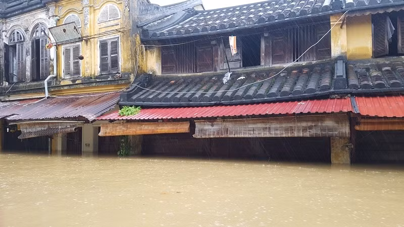 Hoi An nuoc ngap toi noc, du khach va dan cuong cuong chay lu