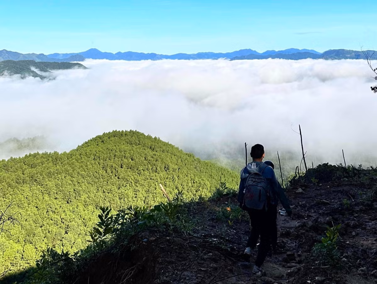 Đặc biệt, với vị trí trên cao, nơi đây còn trở thành tọa độ săn mây độc đáo, chinh phục các tín đồ ưa xê dịch. Những ngày thời tiết thuận lợi, trời trong xanh, biển mây trắng trôi bồng bềnh. Nhiều du khách nhận xét biển mây ở thảo nguyên Bùi Hui đẹp chẳng kém khung cảnh ở “thiên đường săn mây” Tà Xùa hay Y Tý… (Ảnh: Nguyễn Thanh Hòa) 