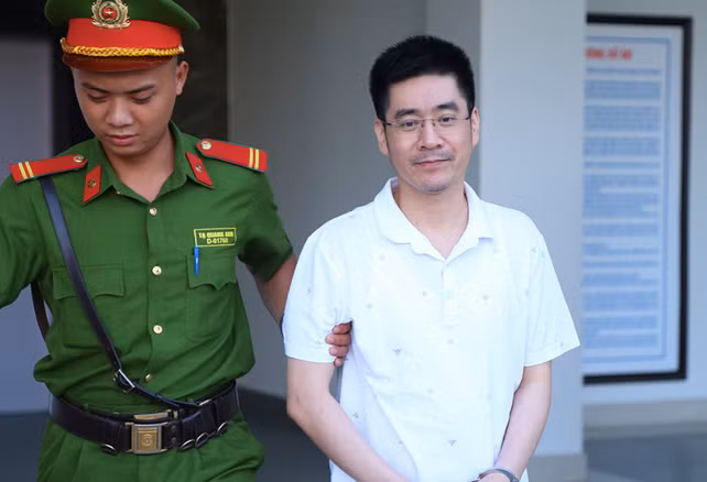 Xu phuc tham cuu dieu tra vien Hoang Van Hung: Co phai tra lai 18 ty?