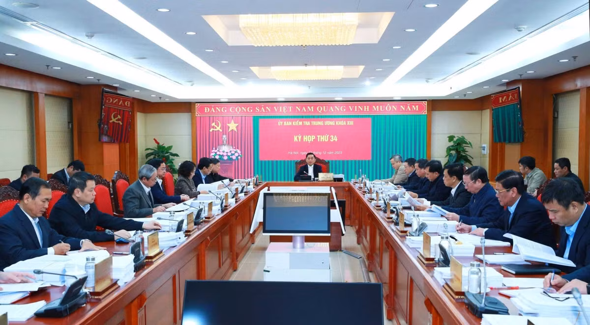 Nhieu can bo cap cao chiu trach nhiem lien quan dien, xang dau