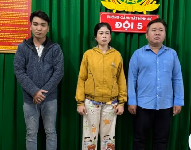Hon tram nu nhan vien nha hang o TPHCM nhay khoa than, ban dam