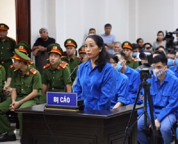  Tài sản gây choáng váng của cựu Giám đốc Sở GD&amp;ĐT Quảng Ninh: Ngày 17/10, HĐXX TAND tỉnh Quảng Ninh tuyên phạt bị cáo Vũ Liên Oanh, cựu Giám đốc Sở GD&amp;ĐT tỉnh Quảng Ninh tổng cộng 15 năm tù về tội "vi phạm quy định về đấu thầu gây hậu quả nghiêm trọng" và “nhận hối lộ” trong vụ án tại Sở GD&amp;ĐT tỉnh Quảng Ninh – NSJ. Trước đó, cơ quan công an kê biên khối tài sản của bà Oanh gồm 8 bất động sản có giá trị lớn và một xe ô tô. Cụ thể, kê biên lô đất 347m2 phường Xuân Sơn (thị xã Đông Triều, Quảng Ninh); 2 lô đất mỗi lô 90m2 tại Khu đô thị mới Cao Xanh – Hà Khánh; 2 lô đất mỗi lô hơn 60m2 tại phường Hồng Hải, TP Hạ Long); 2 lô đất mỗi lô diện tích 216m2 tại Khu dân cư Đồi T5 (phường Hồng Hà, TP Hạ Long); 1 lô đất hơn 113m2 tại tổ 5 khu 8 phường Hồng Hải.