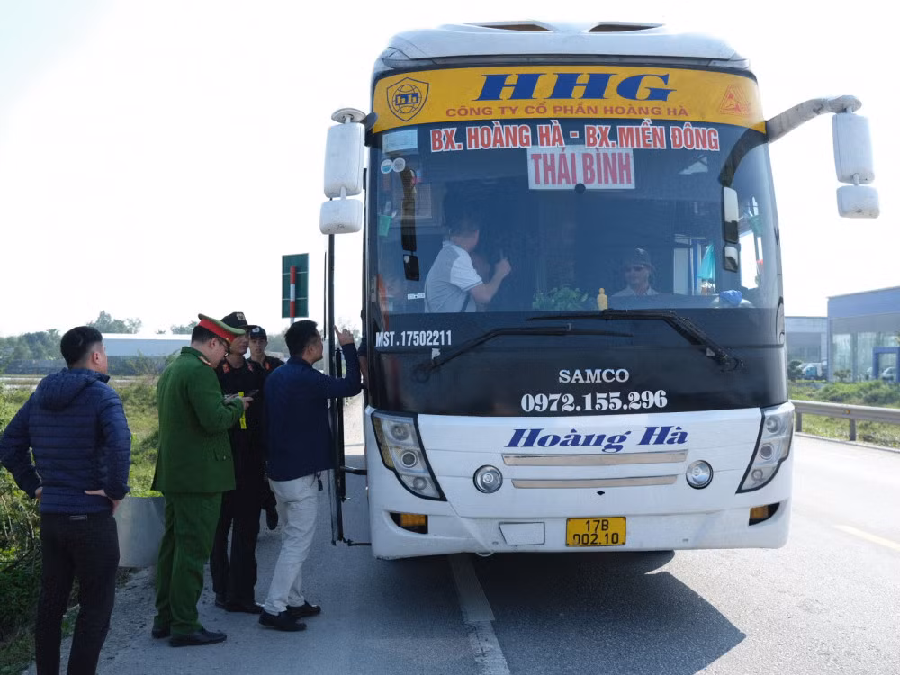 Truy nã 2 phạm nhân trốn khỏi trại giam Xuân Hà - Hình 2 Truy na 2 pham nhan tron khoi trai giam Xuan Ha-Hinh-2