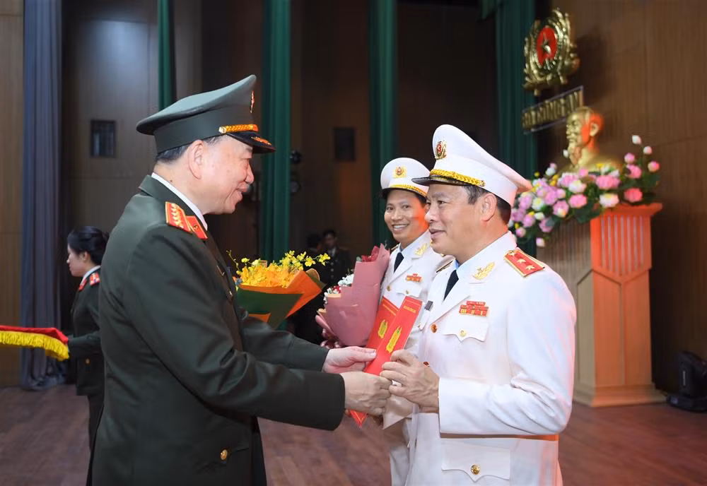 Bộ trưởng Tô Lâm khẳng định, quyết định thăng cấp bậc hàm cấp Tướng cho hai Thứ trưởng một lần nữa khẳng định sự trưởng thành, phát triển của lực lượng Công an nhân dân; là sự quan tâm đặc biệt, là sự tin tưởng sâu sắc của Trung ương Đảng, Quốc hội, Chính phủ và Đảng ủy Công an Trung ương, Bộ Công an. Đây là niềm vinh dự, tự hào của hai Thứ trưởng, đồng thời, cũng là niềm vinh dự, tự hào chung của toàn lực lượng Công an nhân dân; cũng là trọng trách của hai Thứ trưởng trong sự nghiệp bảo vệ an ninh quốc gia, bảo đảm trật tự, an toàn xã hội.