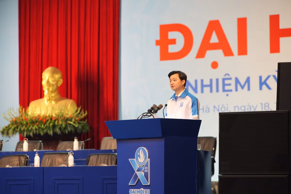 Quá trình công tác, anh Triết gắn bó với công tác Hội Sinh viên. Anh từng là Chủ tịch Hội Sinh viên Việt Nam tại Anh; chuyên viên Ban Thanh niên trường học Trung ương Đoàn. 