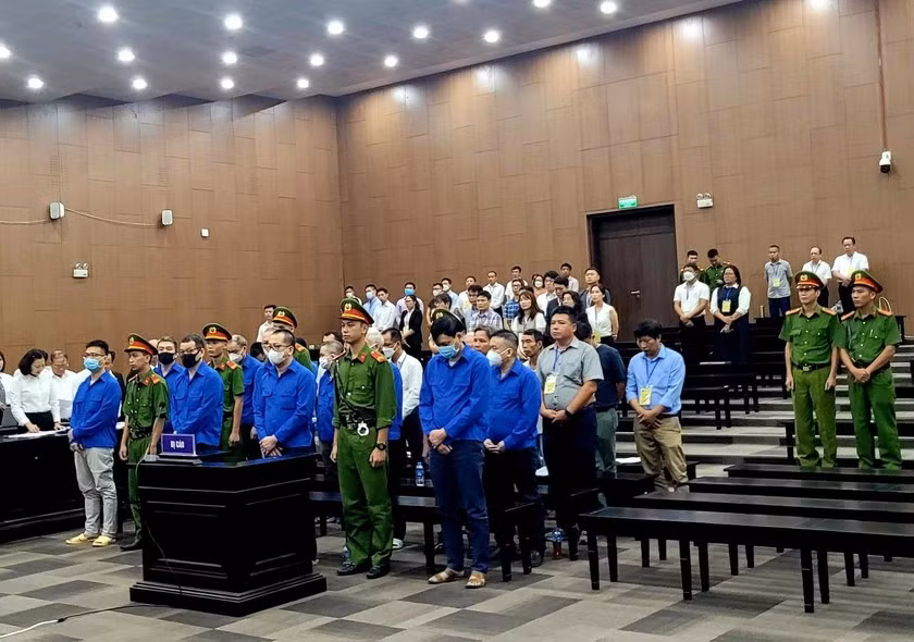  Giai đoạn 2 vụ án cao tốc Đà Nẵng - Quảng Ngãi: Tháng 10/2023, TAND TP Hà Nội đưa ra xét xử 22 bị cáo trong vụ án xảy ra ở đường cao tốc Đà Nẵng - Quảng Ngãi giai đoạn 2. HĐXX tuyên cựu Tổng Giám đốc Tổng Công ty Đầu tư phát triển đường cao tốc Việt Nam (VEC) Trần Văn Tám phải nhận 5 năm 6 tháng tù về tội “Vi phạm quy định về đầu tư công trình xây dựng gây hậu quả nghiêm trọng" và “Thiếu trách nhiệm gây hậu quả nghiêm trọng". Cựu Chủ tịch HĐTV, Tổng giám đốc VEC - Mai Anh Tuấn bị phạt 42 tháng tù về tội "Thiếu trách nhiệm gây hậu quả nghiêm trọng". Các bị cáo còn lại bị tuyên phạt từ 2 năm tù treo đến 6 năm tù giam. 