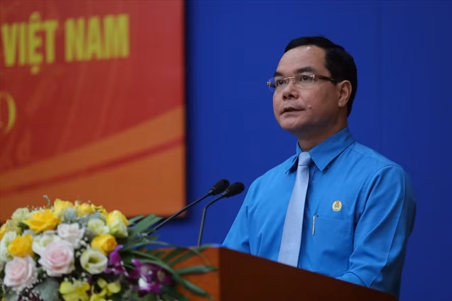 Từ tháng 7/2019, ông Nguyễn Đình Khang, được bầu giữ chức Chủ tịch Tổng Liên đoàn Lao động Việt Nam nhiệm kỳ 2018 - 2023. Từ tháng 9 năm 2019, ông đảm nhiệm thêm các chức vụ Ủy viên Đoàn Chủ tịch Ủy ban Trung ương Mặt trận Tổ quốc Việt Nam khóa IX; Phó Chủ tịch Hội đồng Thi đua Khen thưởng Trung ương 