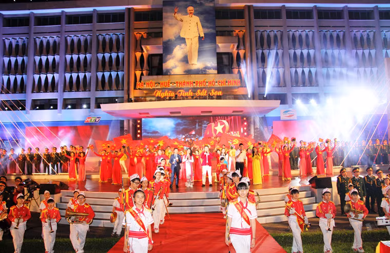 Chương trình kết thúc bằng những hình ảnh ngày ấy-bây giờ với các khu đô thị, công trình hiện đại khắp cả nước.