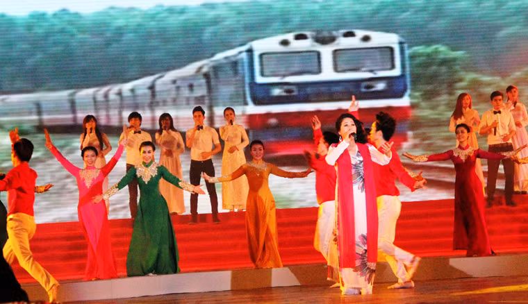 Sau giải phóng, cả 3 miền Băc-Trung-Nam cùng chung tay xây dựng đất nước. Hình ảnh đoàn tàu Thống Nhất nối liền Nam-Bắc được thể hiện đầy xúc động...