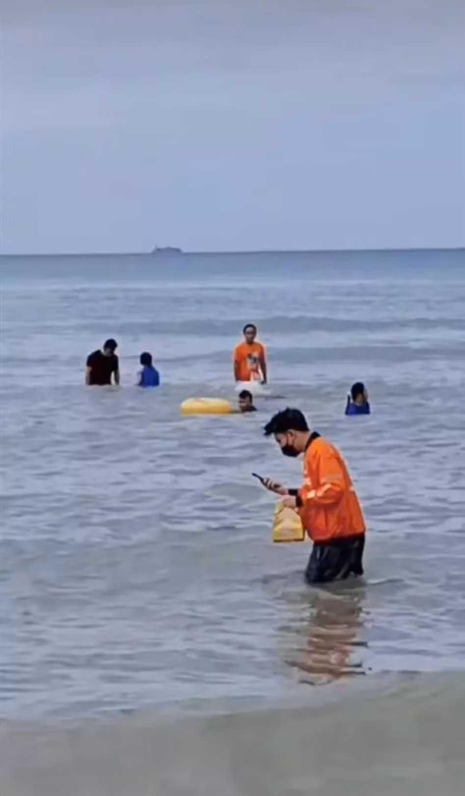 Được biết, sau khi nhận được đơn đặt hàng, anh shipper đã nhanh nhẹn đi lấy hàng rồi giao đến địa chỉ khách yêu cầu. Oái oăm thay, nơi khách hàng nhận đồ ăn không có số nhà cụ thể nào mà là giữa biển cả mênh mông.
