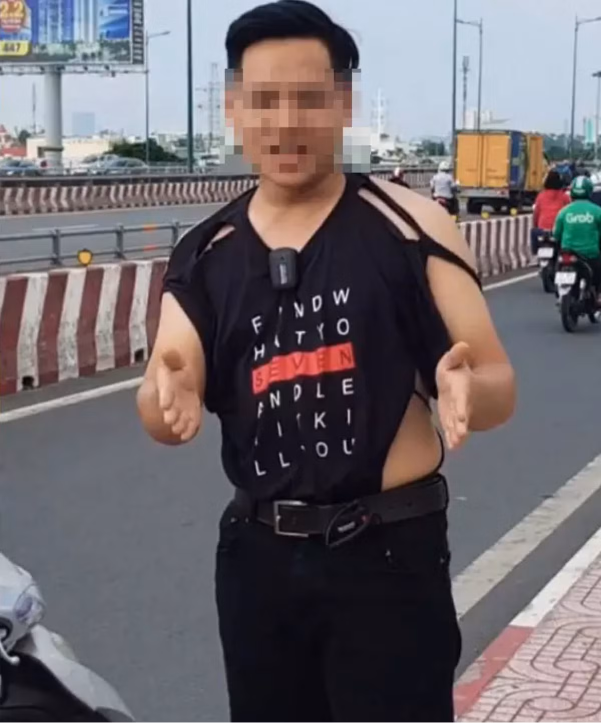 Sau khi chạy xe được 1 vòng, anh đã dừng lại bên đường, chia sẻ bí quyết cho các chị em khi ăn mặc hở hang mà không bị quay lén đó là ghi thêm chữ "cấm quay" phía sau lưng. Ảnh: Chụp màn hình