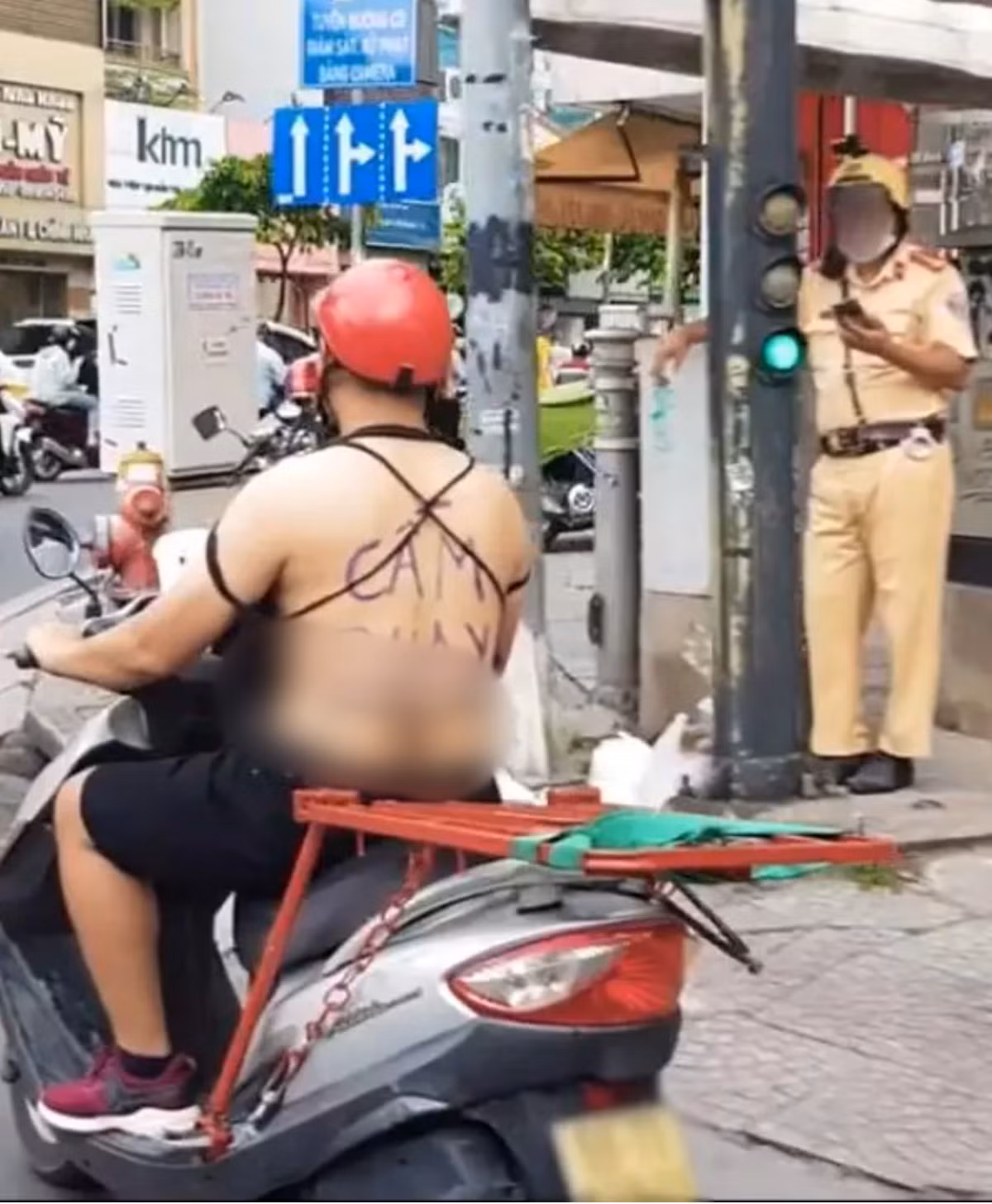 "Thật sự là mặc kiểu này ra đường thì bách ngại. Ngại quá phải đeo khẩu trang vào, không người ta nhìn thấy thì cười cho", bản thân nam TikToker này review về cảm nhận khi ăn mặc hở hang ra đường. Ảnh: Chụp màn hình