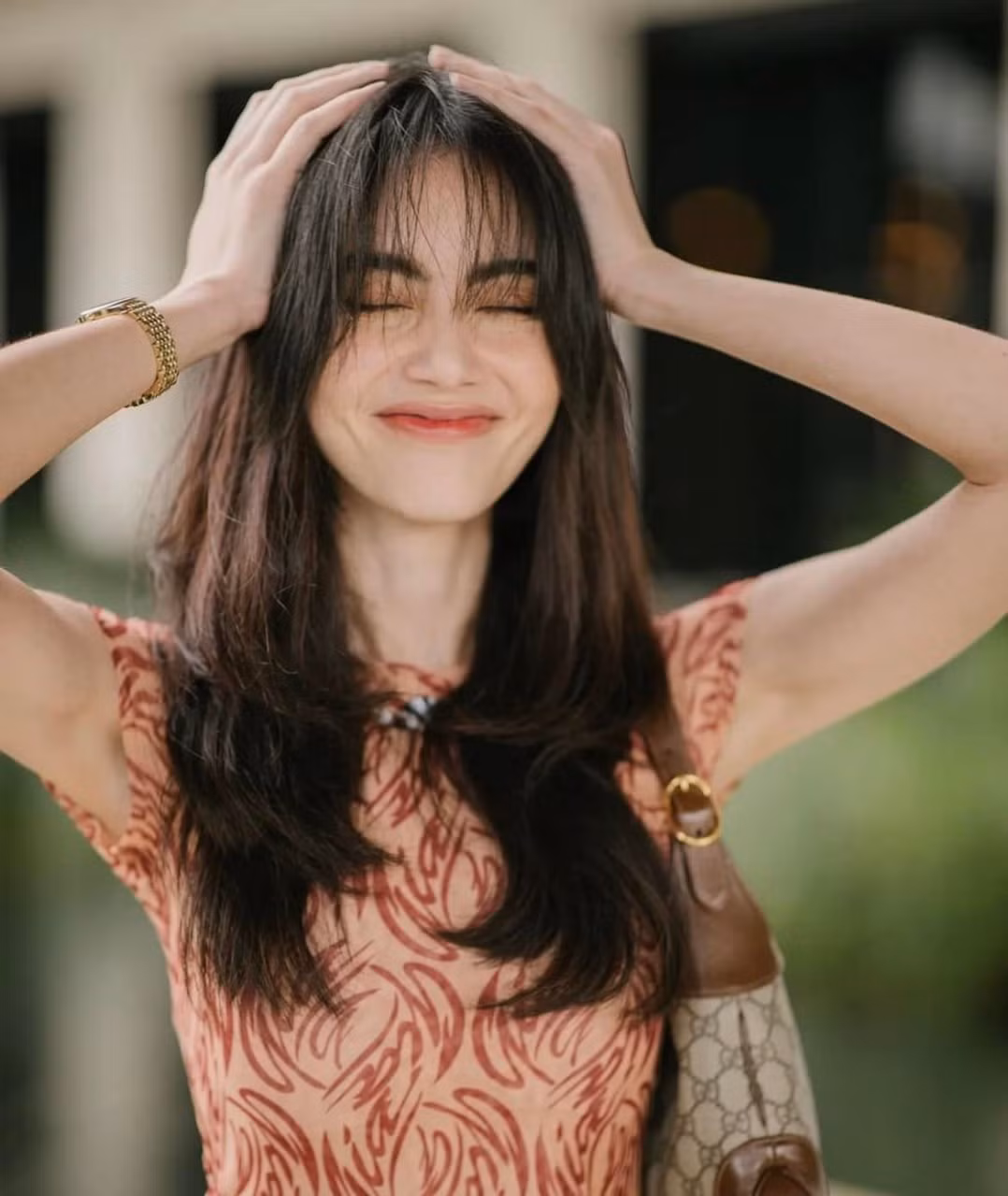 Trong khi nhiều fan hâm mộ khen Mai Davika đẹp, nhiều người lại cho rằng cô nàng quá gầy vượt mức cho phép.