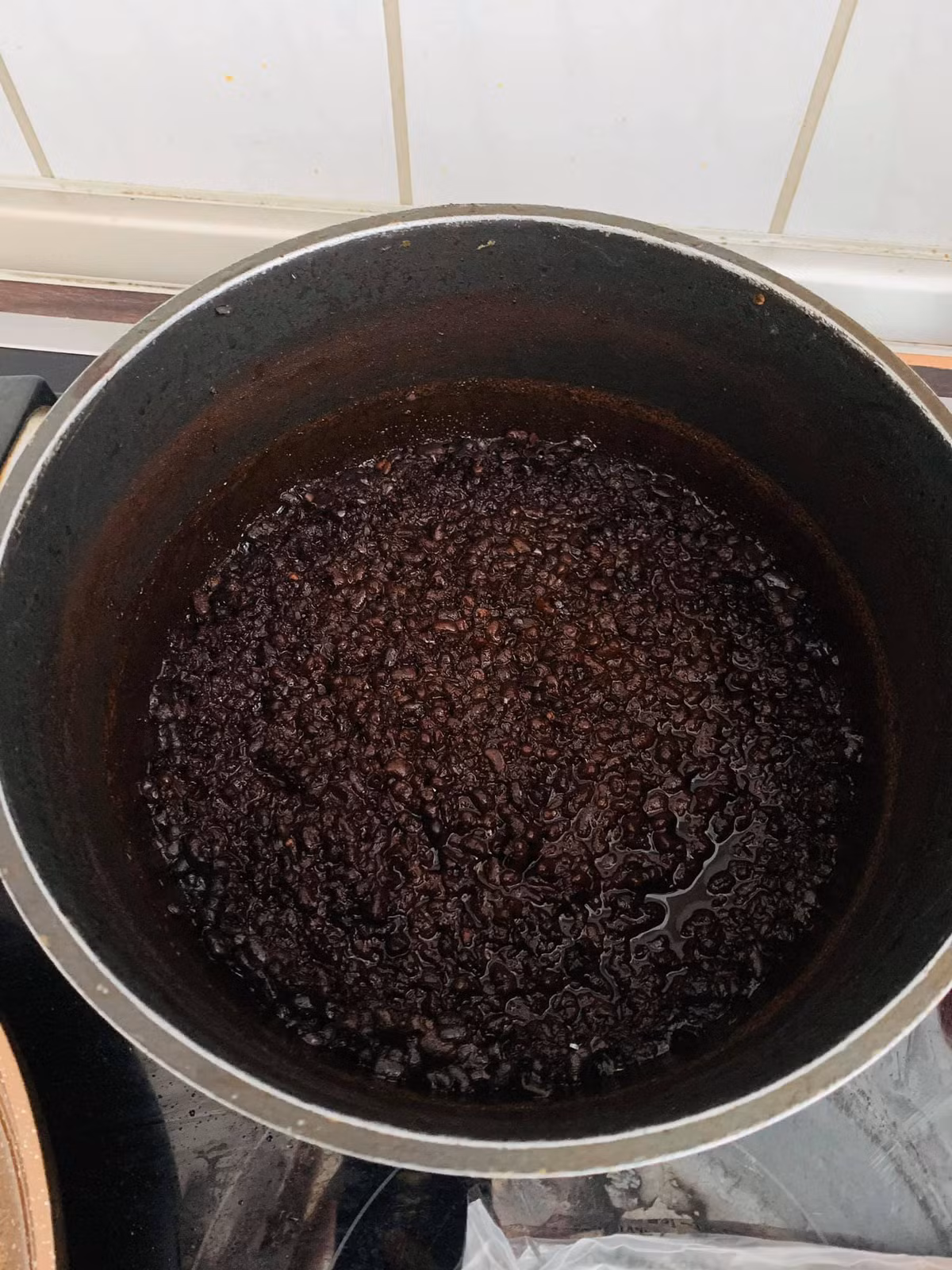 Hình ảnh nồi chè đậu đỏ cạn nước, nhão nhoẹt này là điển hình của những chị em không khéo tay hay làm.