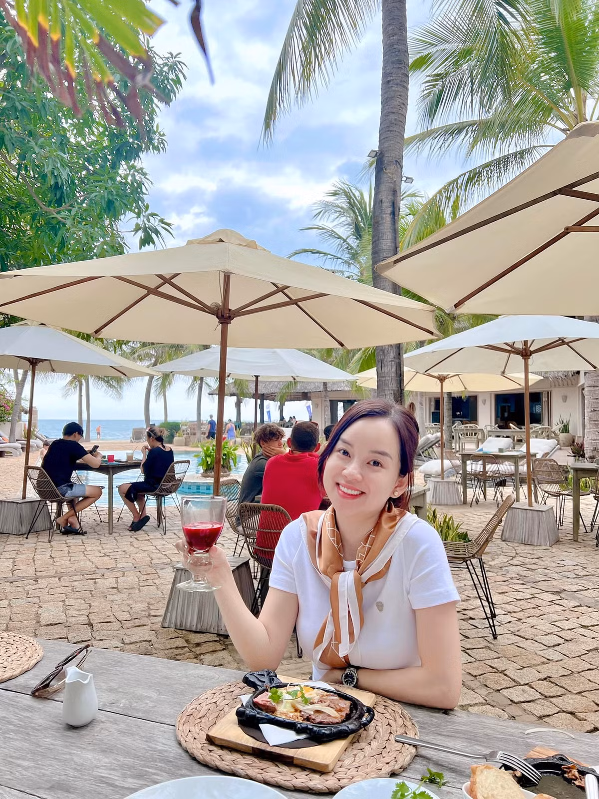 Nhìn Ly Kute bây giờ ai cũng phải thừa nhận "gái một con trông mòn con mắt".