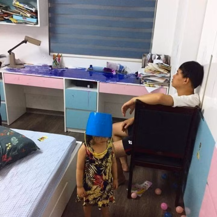 Mới đây, mạng xã hội đã chia sẻ những hình ảnh ghi lại cảnh con gái nghịch ngợm khiến bố bất lực, ai nhìn cũng vừa thương vừa buồn cười.