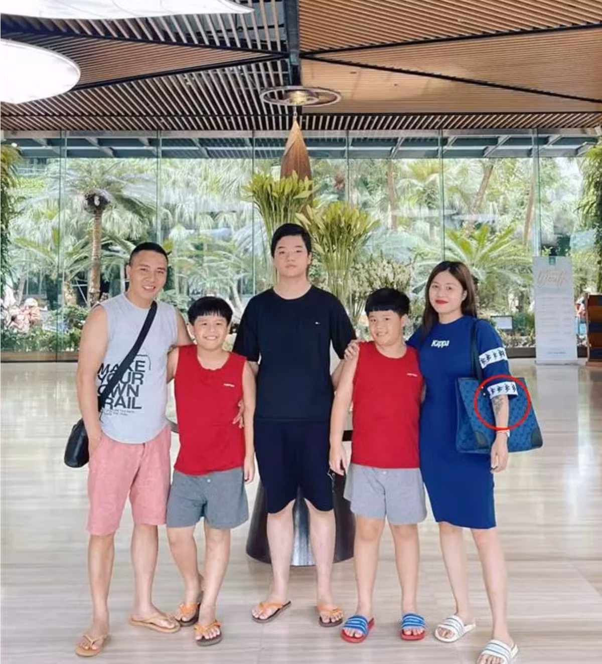 Người cho rằng Hoàng Linh dùng kem che khuyết điểm che mắt khán giả, tránh gây sự chú ý và cũng để phù hợp hơn khi lên sóng truyền hình quốc gia.