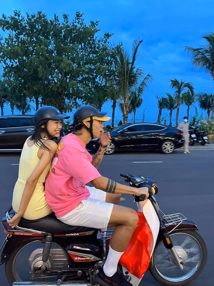 Gây chú ý nhất là bình luận của Hà Đức Chinh. Nam cầu thủ gửi bức ảnh Đoàn Văn Hậu chở Doãn Hải My trên chiếc xe máy, kèm theo lớn nhắn: "Bình thường xe của tôi là kẹp 3 được đấy nhưng hai bạn ngồi vào thì hết chỗ luôn".