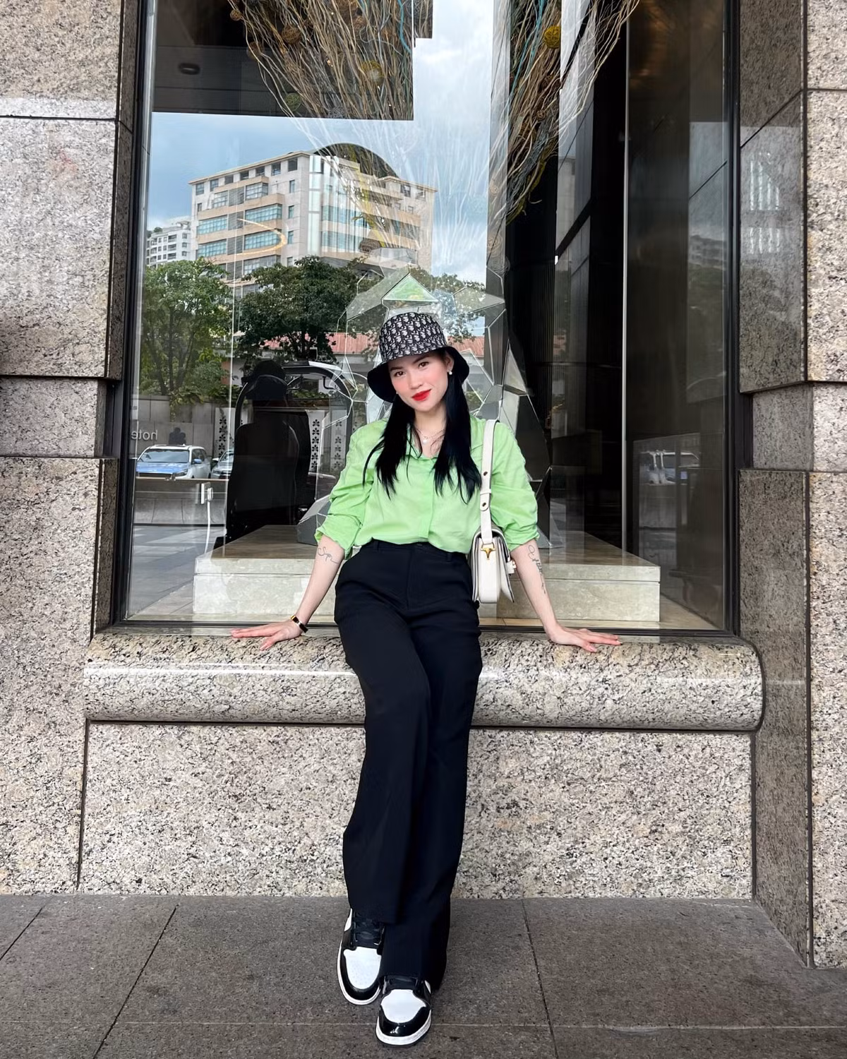 Chỉ cần chịu mặc trang phục ôm sát là đường cong cơ thể của nữ TikToker được thể hiện rất rõ.