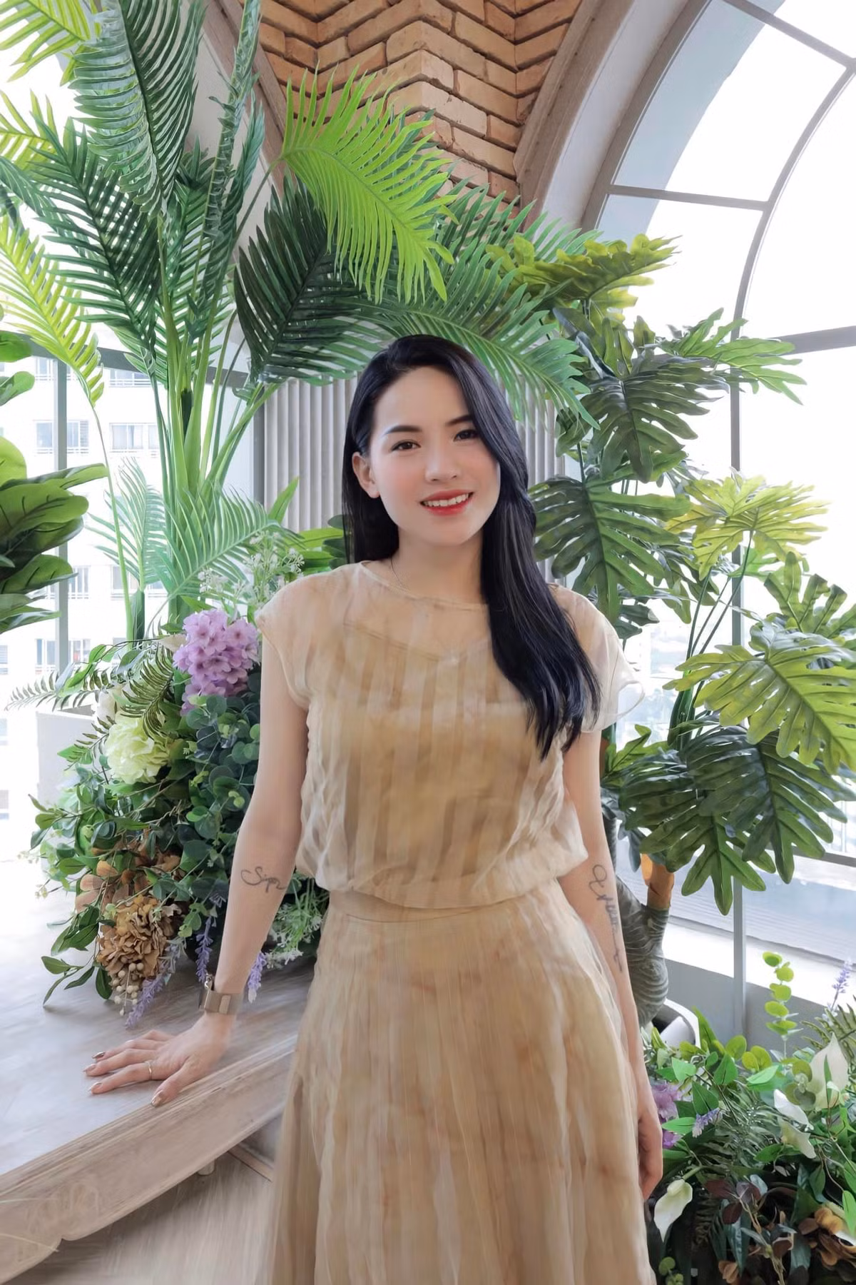 Hà Linh còn là người chuyên review mỹ phẩm nên cô cũng rất biết cách giữ gìn nhan sắc của mình.