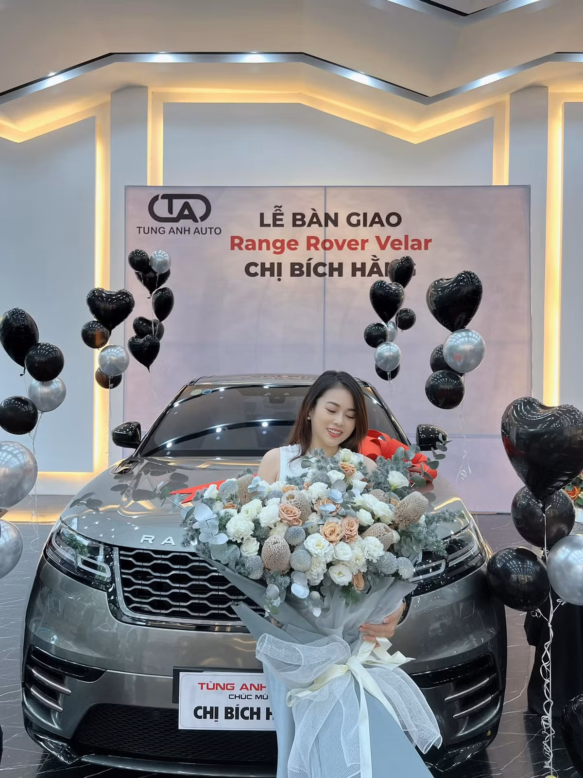 Những hình ảnh Hằng "Túi" đi nhận về đều khiến cư dân mạng trầm trồ bởi độ giàu có của cô.