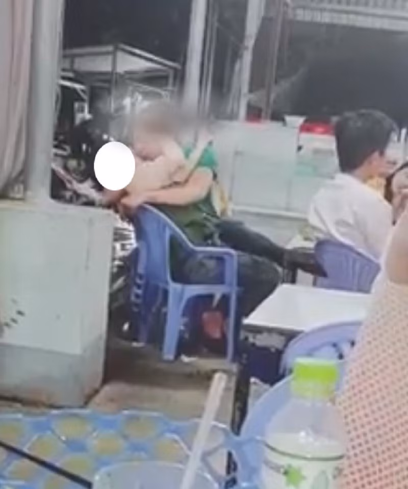 Hình ảnh này được cắt ra từ đoạn video một cặp đôi ôm, hôn nhau "ngấu nghiến" trong quán ăn.