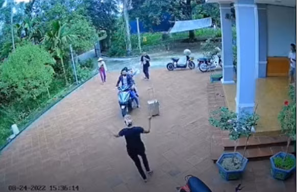 Vừa nghe tin con trai trở về đột ngột, người mẹ đã dùng gậy dài đuổi con chạy sắp sân. Nam thanh niên có phần hoảng hốt nên chỉ có thể chạy vòng quanh xe máy để tránh chiếc gậy mẹ cầm.