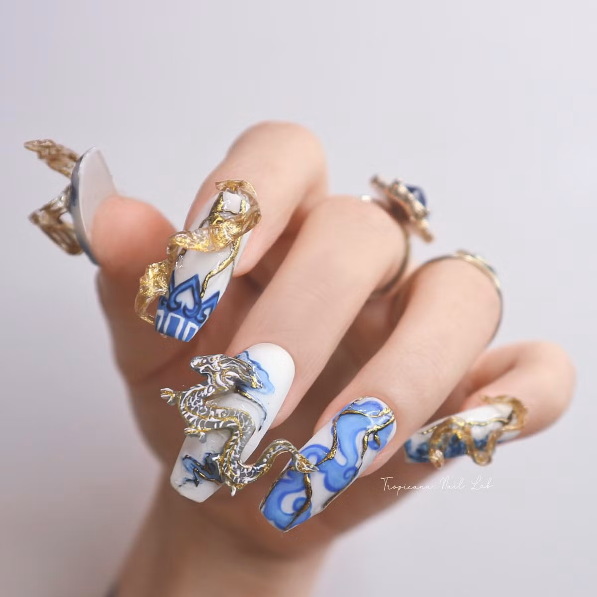 Với họa tiết bát hương đính kèm rồng bay phượng múa, bộ nail này quả thật quá độc lạ từ trước tới nay.