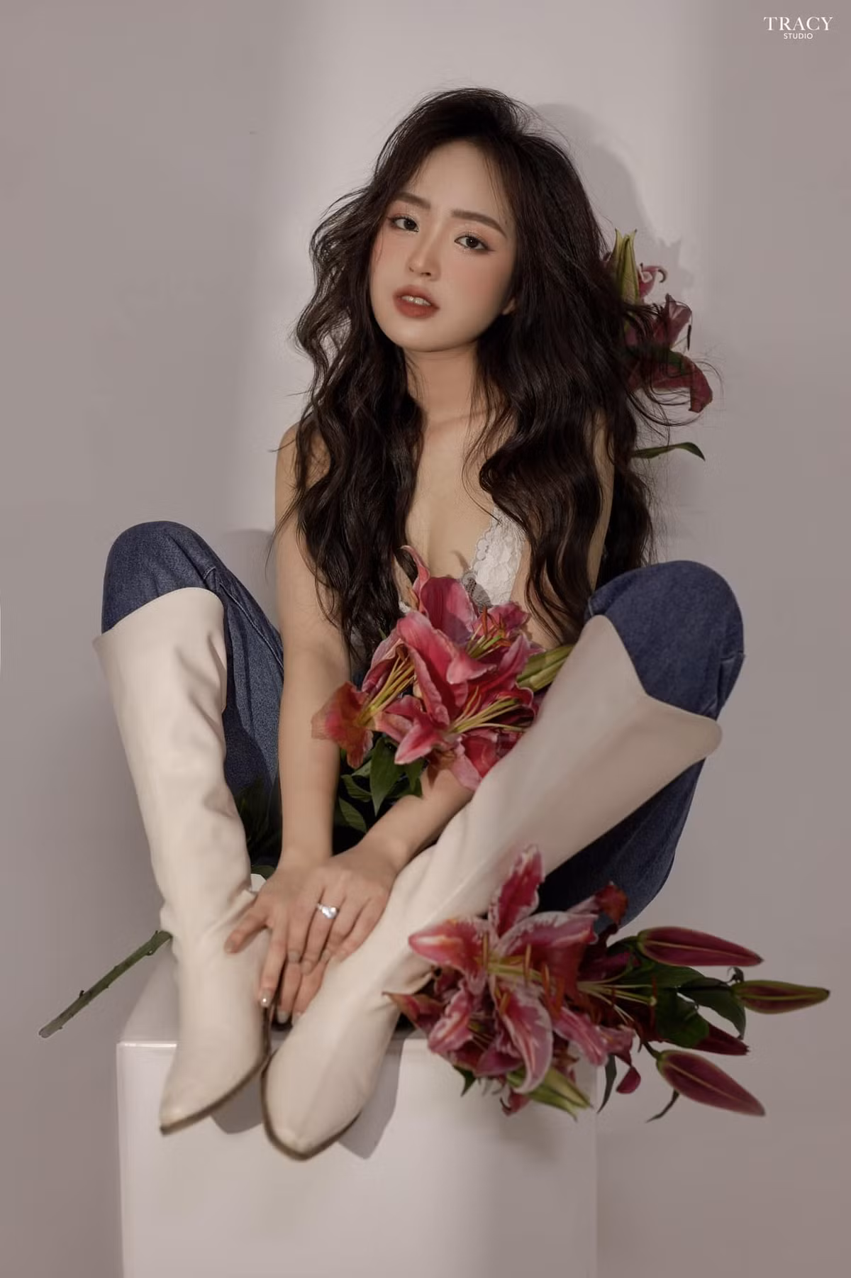 Phương Anh theo đuổi phong cách vừa gợi cảm vừa cá tính, năng động. Đó là lý do vì sao áo hở ngực là item thời trang được cô nàng ưa chuộng.