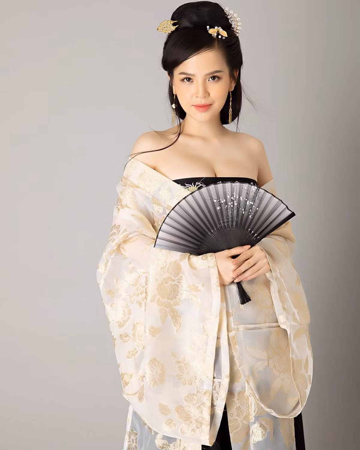 Sau nghi án lộ clip nóng, hot girl Phi Huyền Trang vẫn cập nhật những hình ảnh xinh đẹp, rạng rỡ của bản thân trên trang cá nhân.