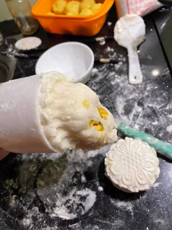 Ép khuôn làm bánh dẻo thế nhưng có lẽ do phần bột nhào nặn chưa đúng nên chúng mới thành ra thế này.
