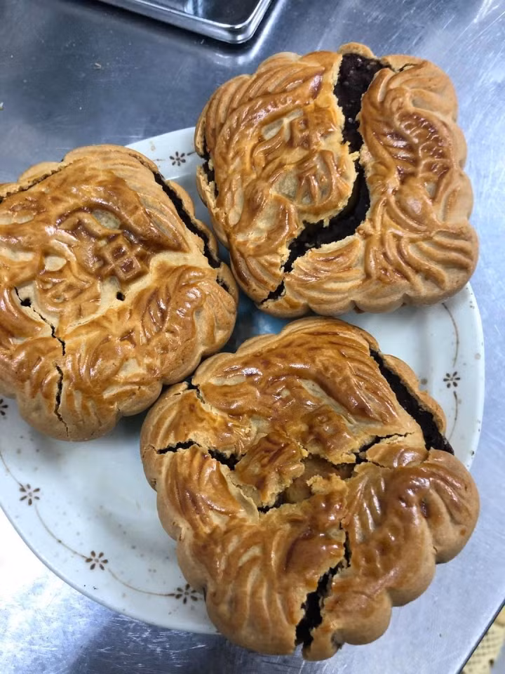 Những chiếc bánh Trung thu thảm họa do gái đoảng làm đã khá nhiều, từ cháy đen thui đến mất hình dáng, hoặc hình dáng kì dị… mà nhìn thành quả xong cộng đồng mạng được phen cười nghiêng ngả.