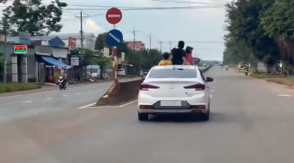 Mới đây trên MXH xuất hiện đoạn clip những đứa trẻ ngồi nóc ô tô để hóng gió khi chiếc xe đang di chuyển trên đường khiến không ít người hoảng sợ.
