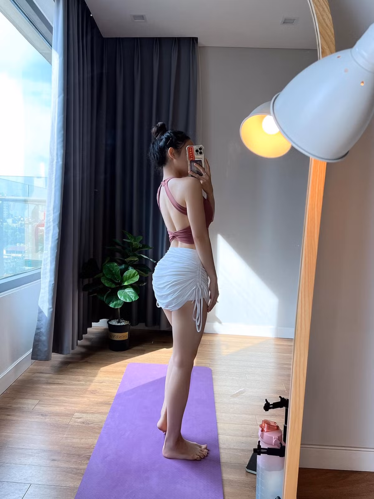 Trải qua quá trình rèn luyện hot gymer Huyền Trang đã có cú "lột xác" nhan sắc cực mạnh khiến ai cũng phải ngưỡng mộ.