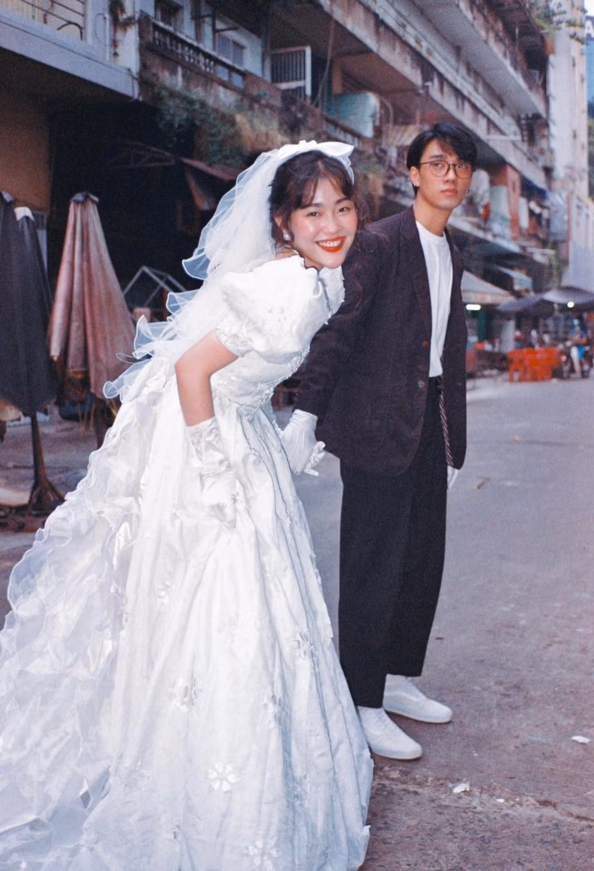 Cùng ngắm thêm một số khoảnh khắc trong bộ ảnh cưới phong cách retro của cặp đôi Việt.