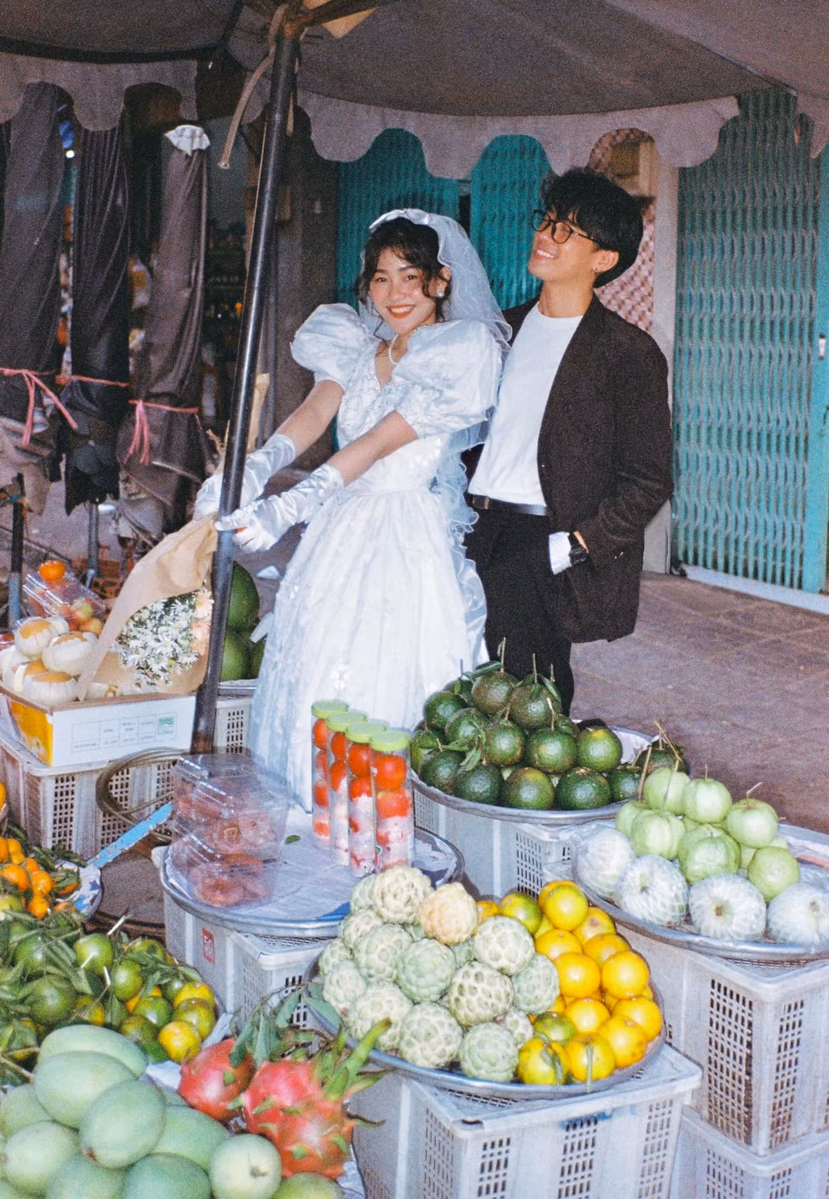 Dưới bộ ảnh không ít cư dân mạng Hàn đã để lại bình luận khen ngợi, ngưỡng mộ cũng như mong muốn học hỏi cách chụp ảnh cưới cho mình.