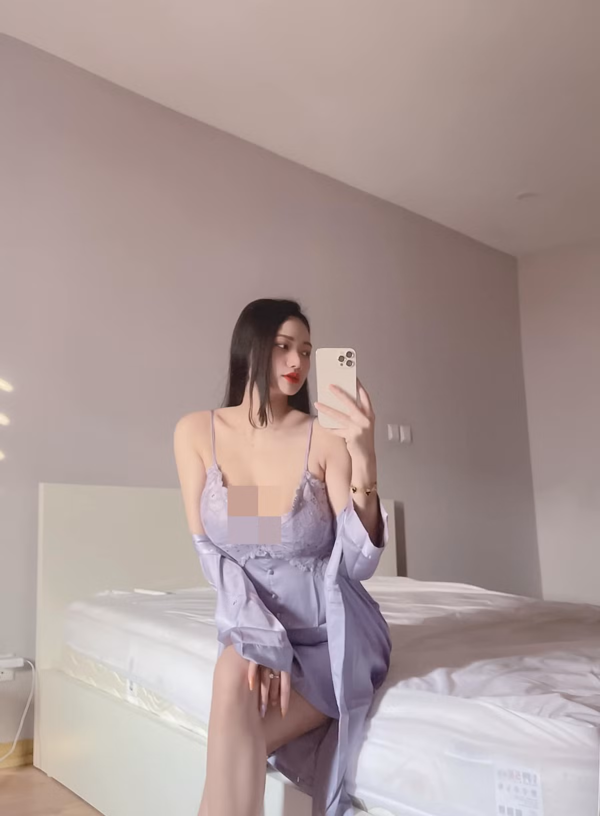 Dạ Thảo hiện đang sinh sống và làm việc tại Hà Nội, cô khiến trái tim của nhiều fan hâm mộ như “nhảy khỏi lồng ngực” vì những bức hình quá nóng bỏng và vô cùng dễ thương.