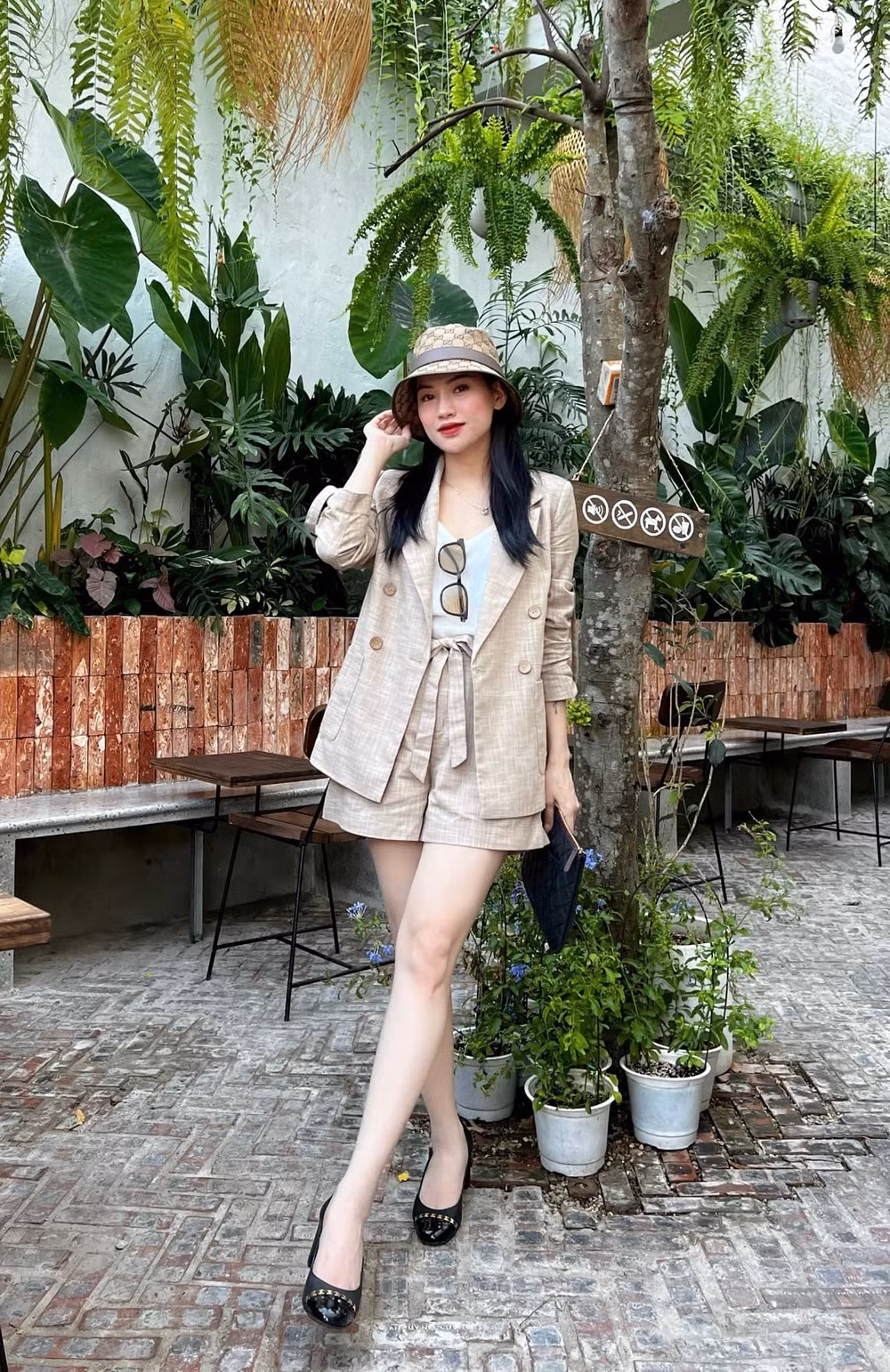 "Chiến thần review" Võ Hà Linh xuất thân là một beauty blogger chuyên review mỹ phẩm trên YouTube, Hà Linh chiếm được cảm tình của nhiều người bởi cách đánh giá công tâm, rõ ràng.