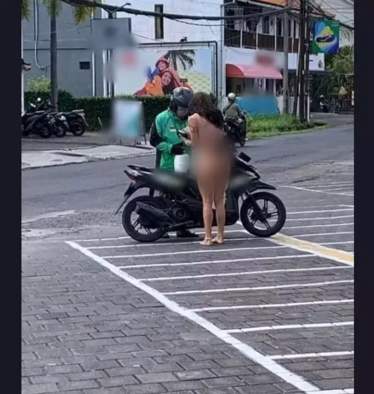 Shipper đỏ mặt với màn ăn mặc phản cảm của các cô gái trẻ Shipper do mat voi man an mac phan cam cua cac co gai tre